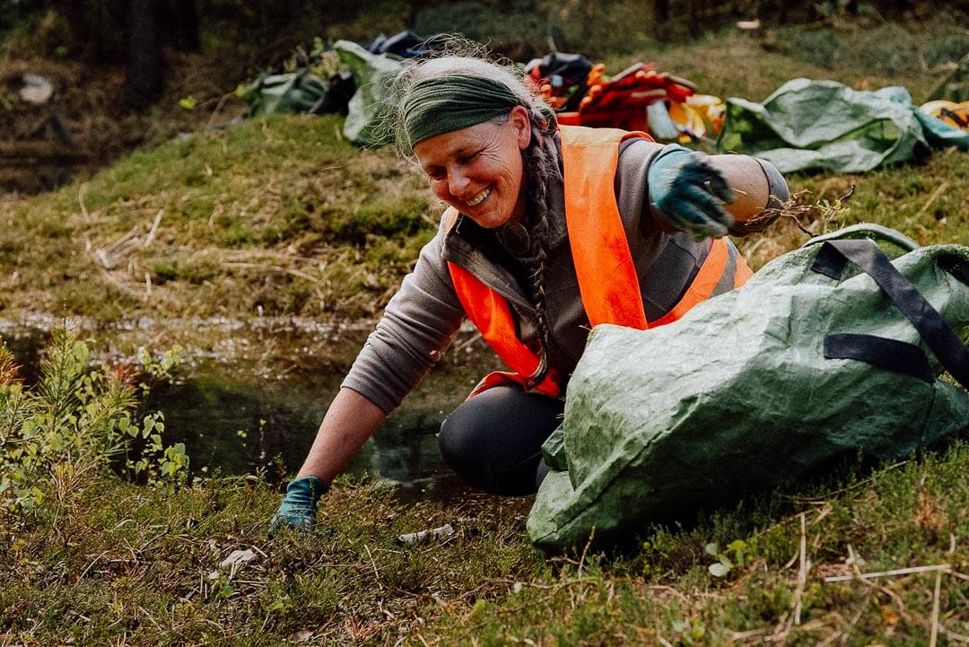 Eine Frau bei der Waldarbeit.