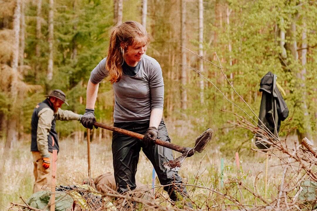 Frau bei der Waldarbeit.