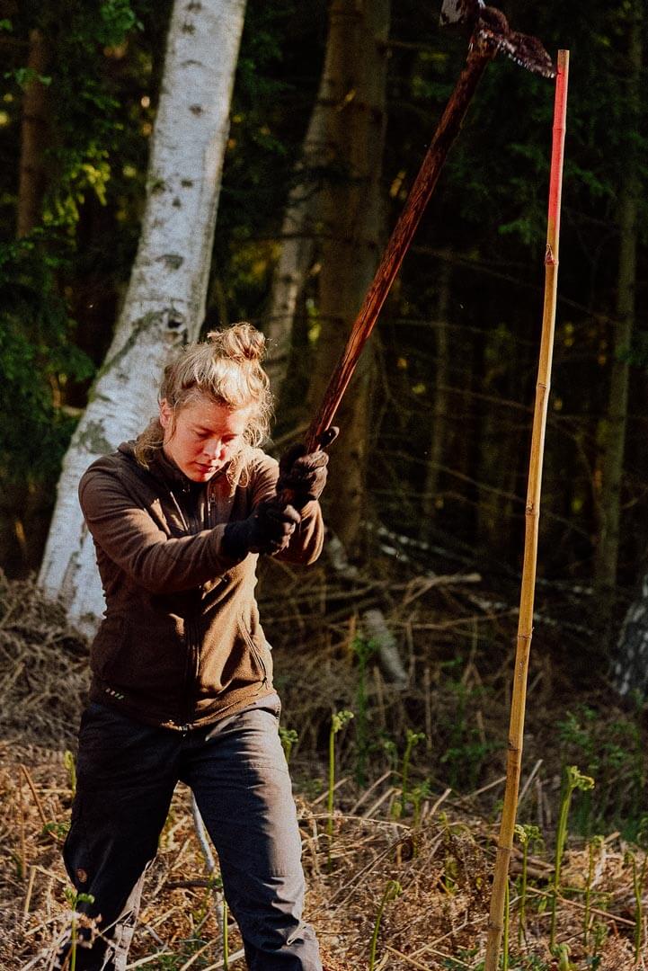 Eine Frau bei der Waldarbeit.