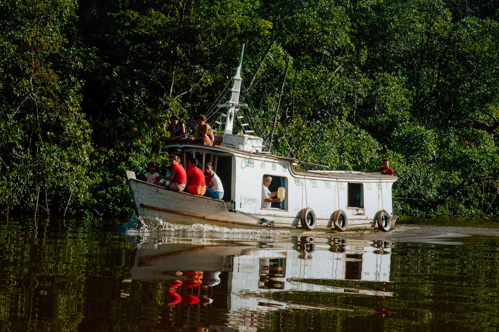 Boot mit Leuten auf einem Fluss.